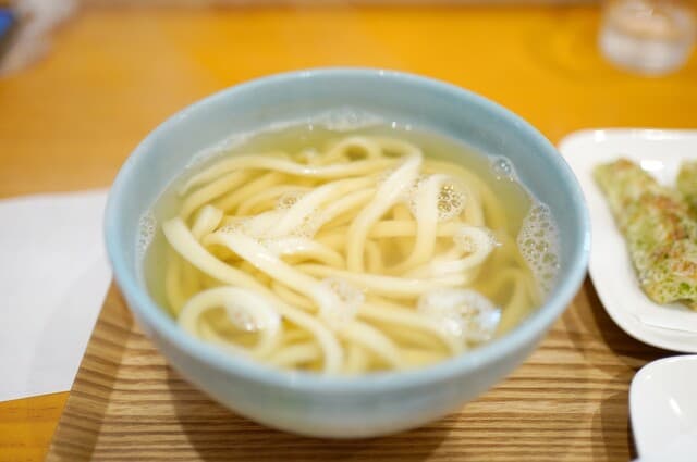 Ue o Muite: frisch geschnittene Udon-Nudeln