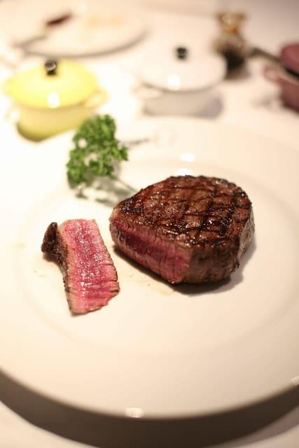 Katsuya charcoal grill steakhouse: Theatralische Holzkohle-Steaks