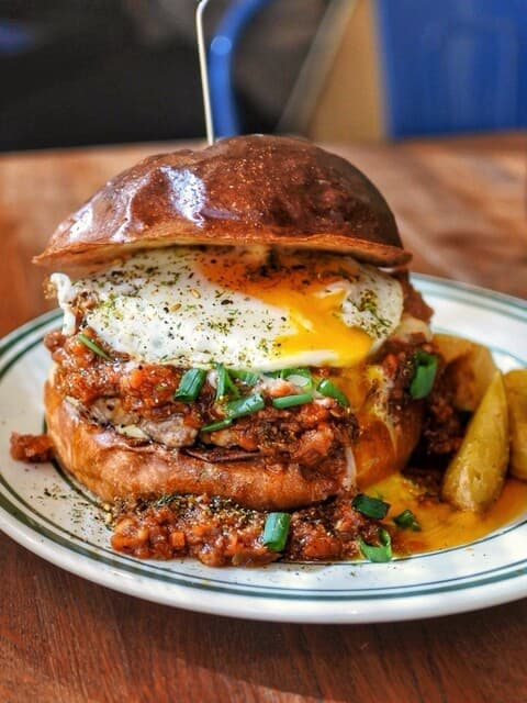 THE MUNCHIES BURGER WORKS.: Burger mit handgehacktem Patty