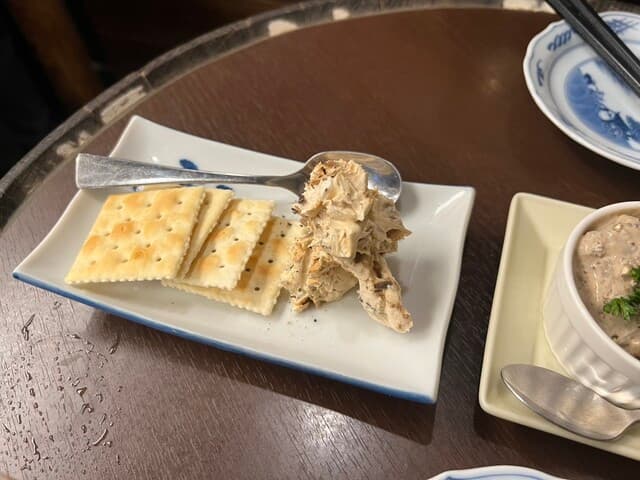 Tachinomi Dokoro Tanakaya: Stehbar mit erstklassigen Meeresfrüchten