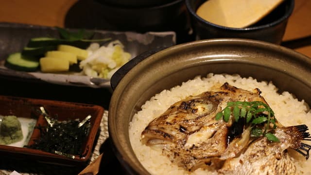Taimeshi to Sumiyaki Tatsuan: Holzkohlegrill und Reis mit Meerbrasse