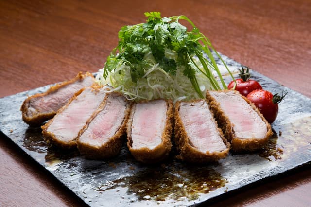 Kinton Koube ten: Tonkatsu aus zartrosa Schweinefleisch