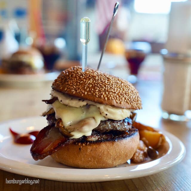 DAKOTA RUSTIC TABLE: Große Burger und amerikanische Pies