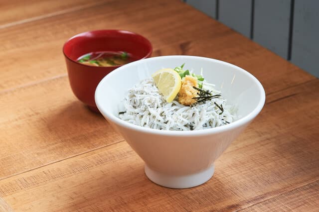 Tsuda U Suisan Restaurant: frische Austern mit Meerblick