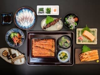 Unagi no Toyokawa: Holzkohle-Aal nach Kansai-Art