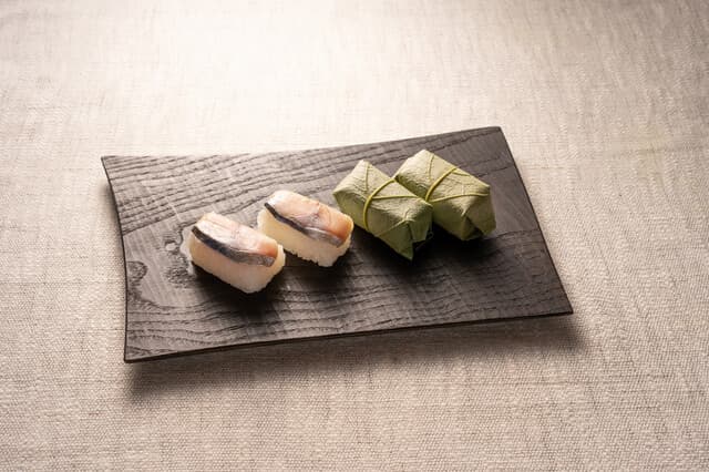 Kaki no Ha Sushi Hyotaro: klassisches Sushi im Kakiblatt