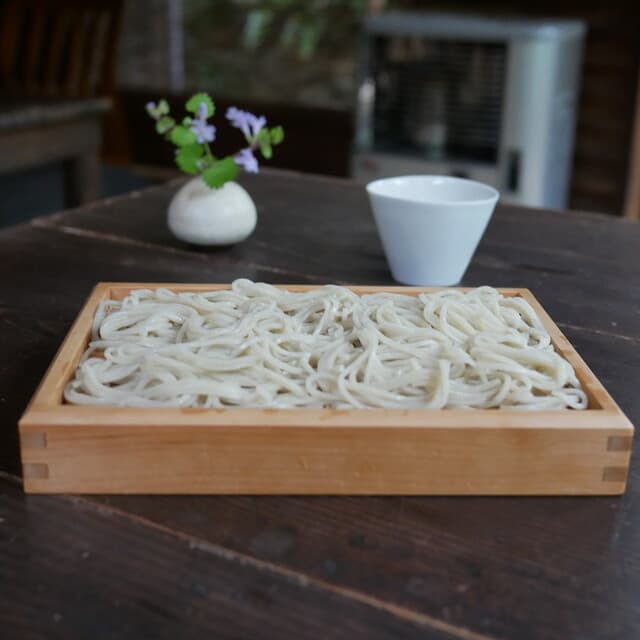 Ichin yoan: Soba und Gemüsegerichte in einem traditionellen Haus