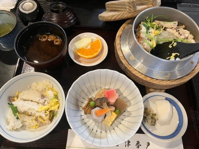 Kamameshi Shizuka Oomiya ten: Traditioneller, im Topf gekochter Reis