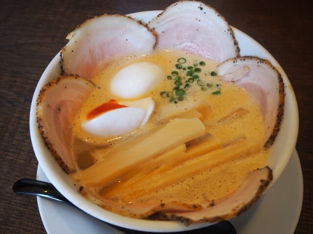 Ramenya Mitsuba: Ramen mit Cappuccino-Schaum