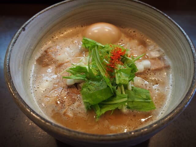 Men Tokoro To Ichi: Reichhaltige Ramen mit doppelter Brühe