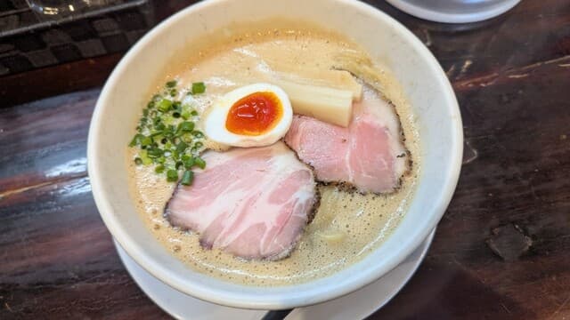 Ramenya Mitsuba Za Se Kondo: Ramen mit schaumiger Brühe