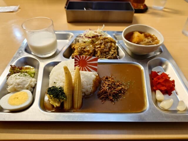 Kure Haikara Shokudo: authentisches Marine-Curry