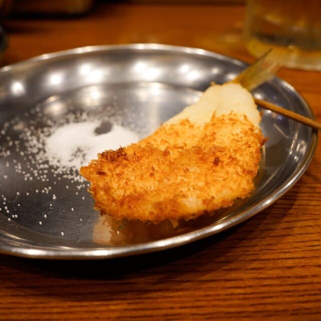 Kushi Katsu Hitokuchi: raffinierte Meeresfrüchte-Spieße