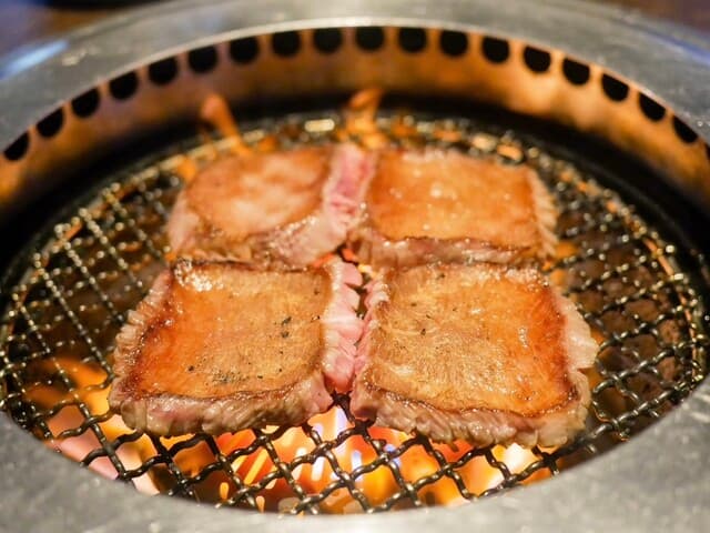 Yakiniku no Mr. Aoki: meisterhaft zubereitetes Horumon und Rindfleisch
