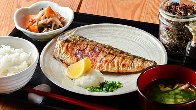 Umeyama Teppei Shokudo Honten: Fisch-Menüs aus Fukuoka