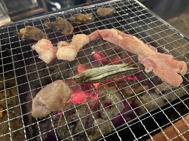 Robata Kaminari Bashi: Holzkohlegrill am Tresen