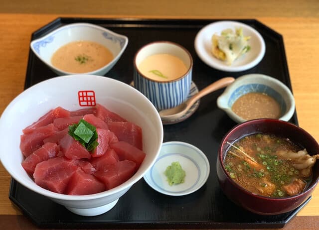 Tanakadashiki Seafood Shokudo Uochu: erstklassige Meeresfrüchte-Sets