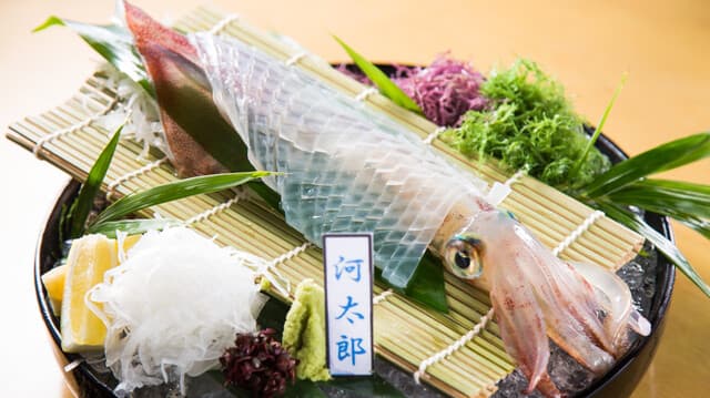 Kawa Taro Hakata eki ten: lebender Tintenfisch Ikizukuri