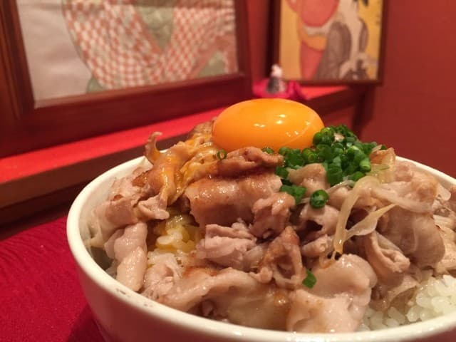 Buta Mania Don Inadaya San: Schweinefleisch-Donburi vom Holzkohlegrill
