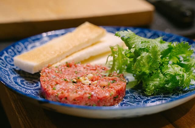 Kiyoki: Kinoshita-Rindfleisch und Holzkohlegrill-Gemüse