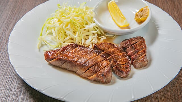Tantele Fuji: Gegrillter Ochsenschwanz und Rinderzunge