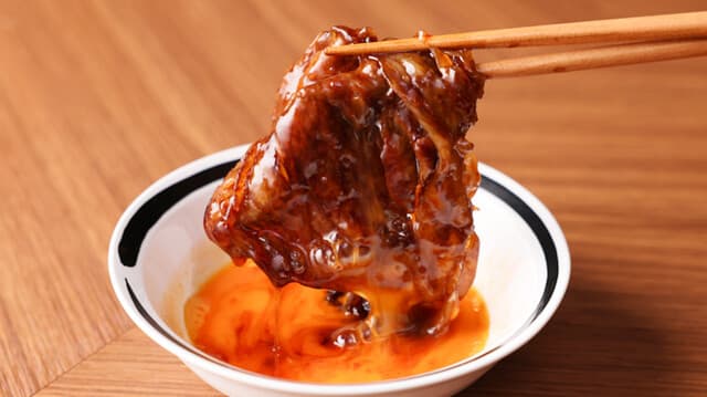 Sukiyaki Yamashou: A5 Miyazaki-Rindfleisch-Sukiyaki am Tresen