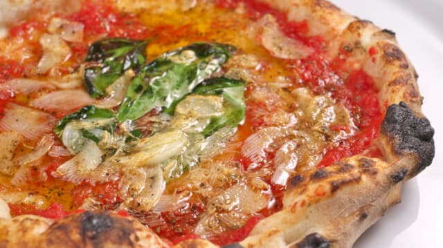 BACAR OKINAWA: Holzofen-Pizza als Omakase-Menü