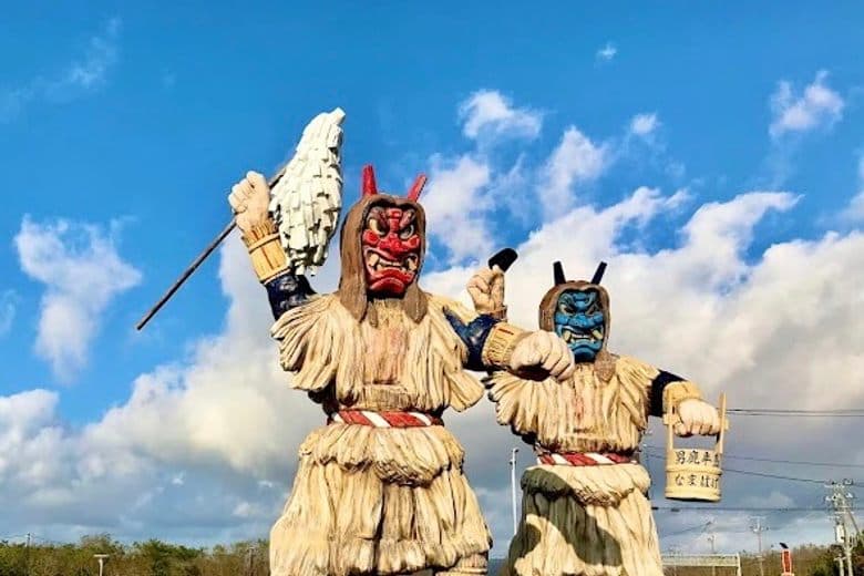 Die großen Namahage-Statuen