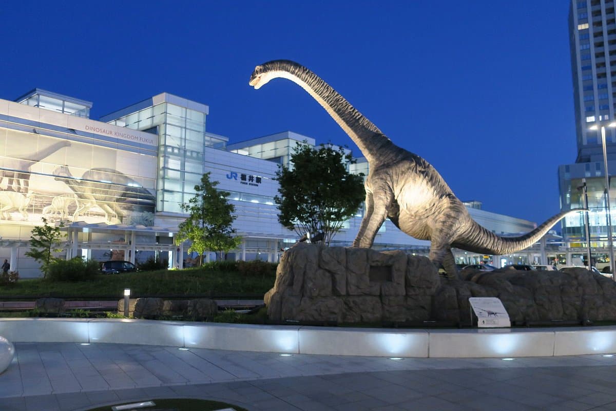 Dinosaurier-Station am Bahnhof Fukui