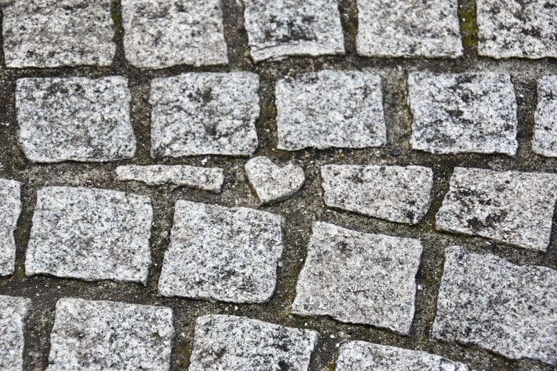 Geheime Kopfsteinpflaster der Versteckspiel-Gasse