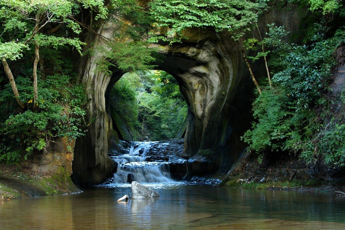 Shimizu Keiryu Hiroba Nomizo Wasserfall und Kameiwa Höhle
