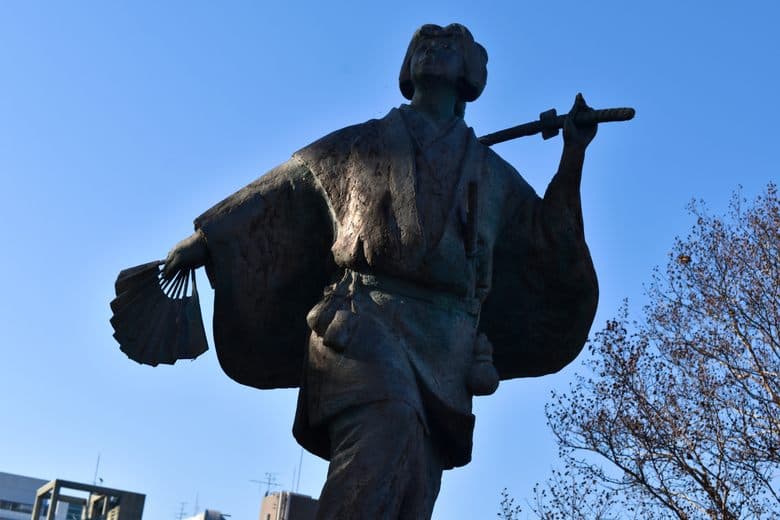 Statue von Izumo-no-Okuni