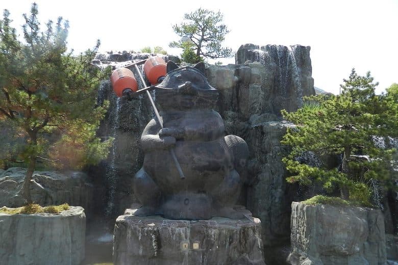 Kincho-Waschbärhund-Statue
