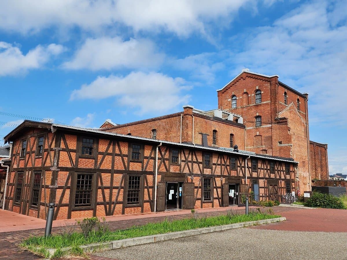 Handa Rotes Backsteingebäude