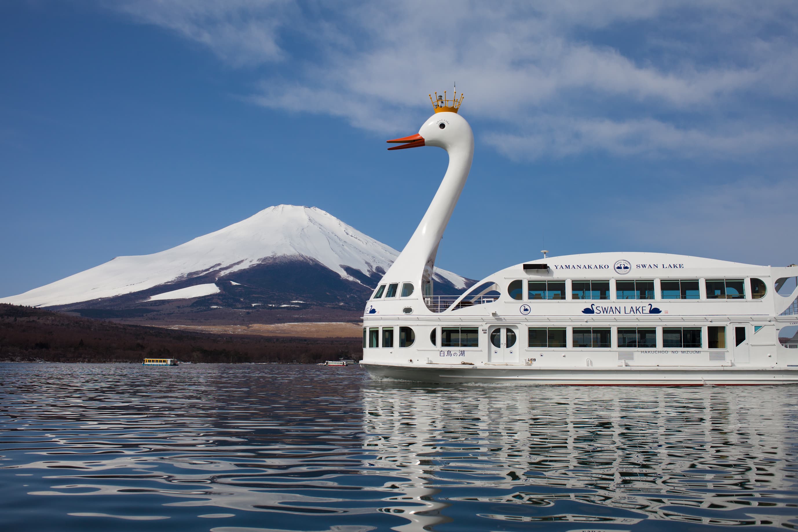 Vergnügungsboot „Schwanensee“ auf dem Yamanakako-See