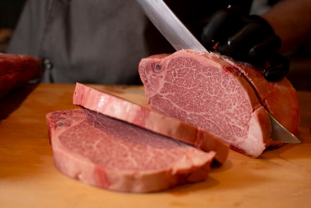 NIKUSYO taku ohira: Wagyu-Yakiniku im Kappo-Stil