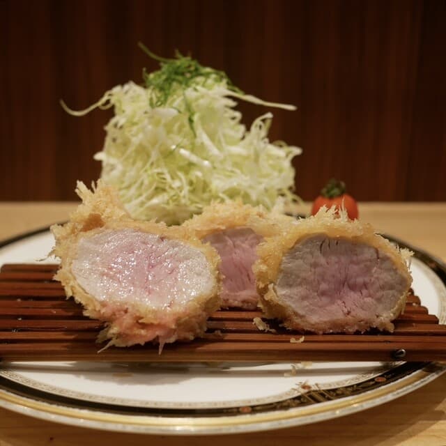 Tonkatsu Bambou: sanft frittiertes, rosa Schweinekotelett