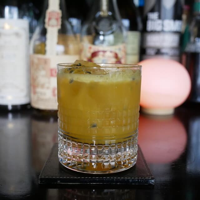 Bar kisala: Cocktails und Whisky bei Kerzenschein