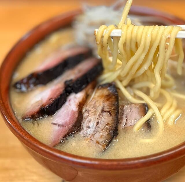Misokko Fuku: gehaltvoller, im Wok geräucherter Miso-Ramen
