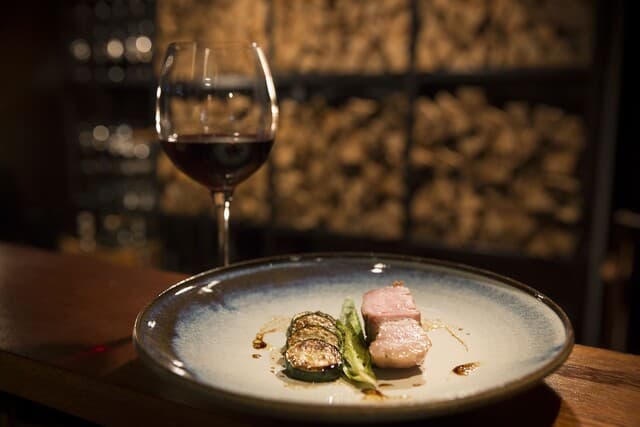 L'appartamento di NAOKI: italienische Thekenküche vom Holzfeuer