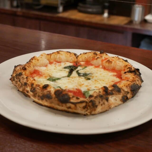 pizzeria fabbrica 1090: neapolitanische Pizza vom Pizzaiolo