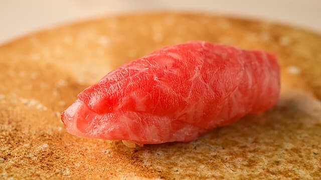 sushi takahashi kousuke: Kreatives Omakase mit Weinbegleitung