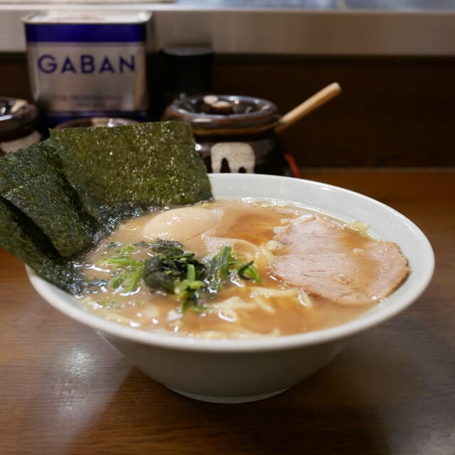 Suzukiya Honten: klassischer Iekei-Ramen, nur eine Schale