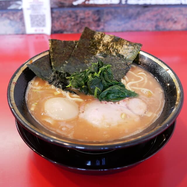 Ramen Kan 2 Ya: Iekei-Ramen aus einer Yoshimuraya-Filiale