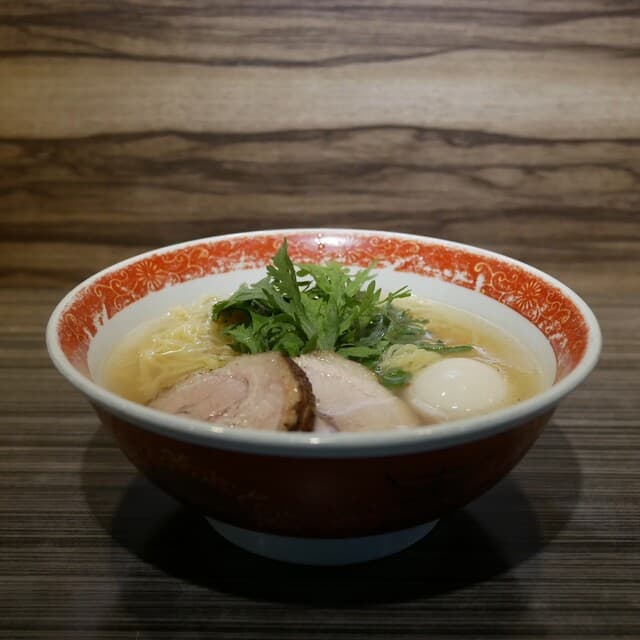 Atsugi Honmaru Tei: Shio-Ramen mit Chrysanthemengrün