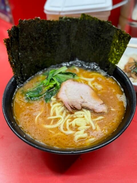Ramen Sugita Ya Honten: Iekei-Ramen am Tresen ab 5 Uhr