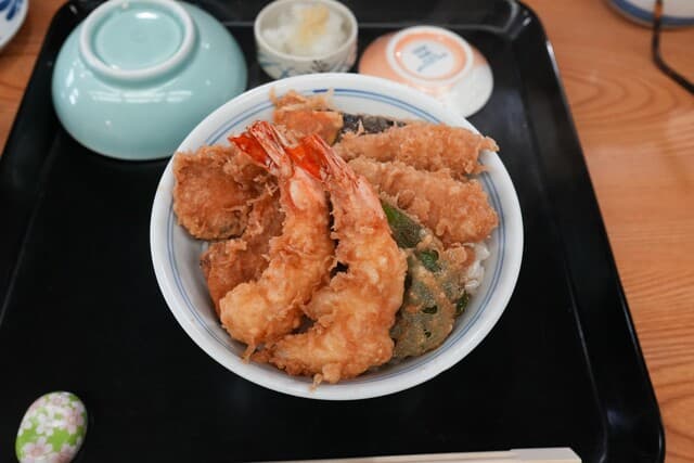Izutsu: Tempura aus lebenden Meeresfrüchten am Tresen