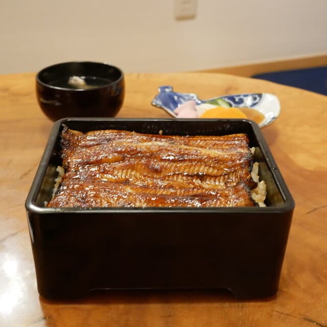 Unagi Tei Tomoei: Referenzklasse für blauen Aal