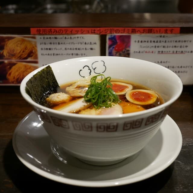 Ramen Torikku: Ramen in klarer Hühnerbrühe