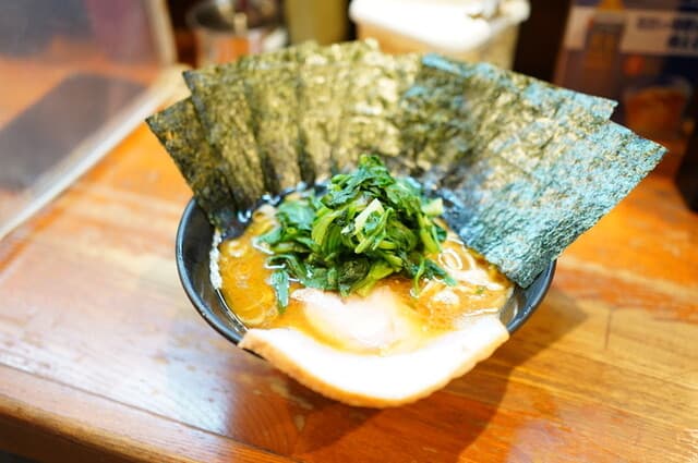 Ramen Suehiroya: Iekei-Ramen mit geräuchertem Chāshū
